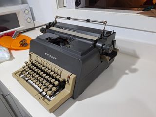 Máquina de escribir olivetti línea 98