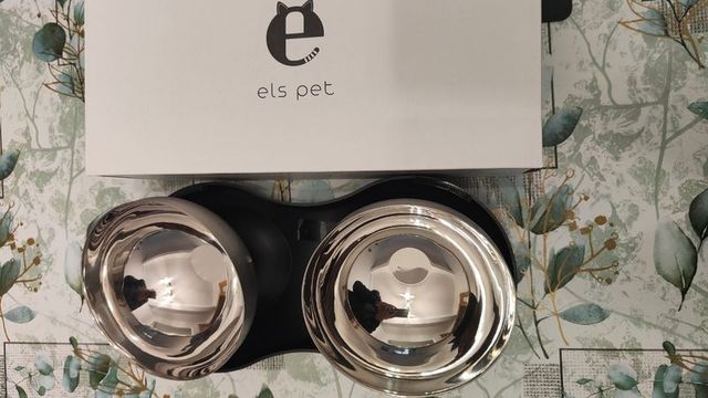 Cuenco de animales metálico