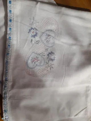 Lenzuoli matrimoniale sopra e 2 federe