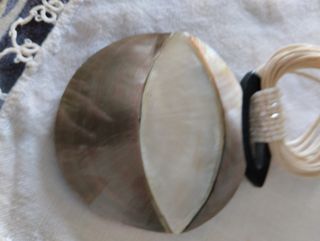 Collana con medaglione in madreperla