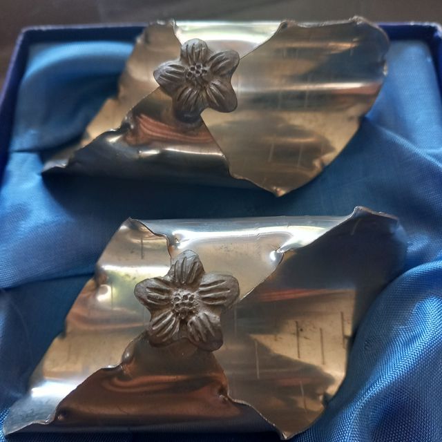 Coppia di portatovaglioli in peltro