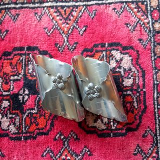 Coppia di portatovaglioli in peltro