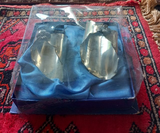 Coppia di portatovaglioli in peltro