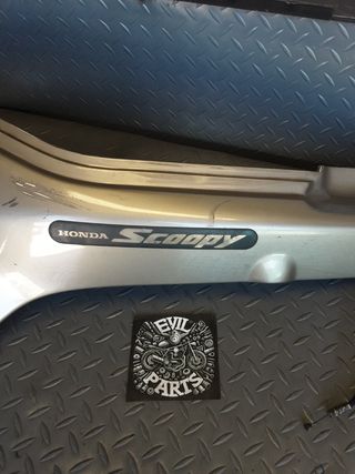 Tapa lateral izquierda Honda Scoopy 100
