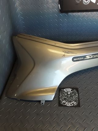 Tapa lateral izquierda Honda Scoopy 100