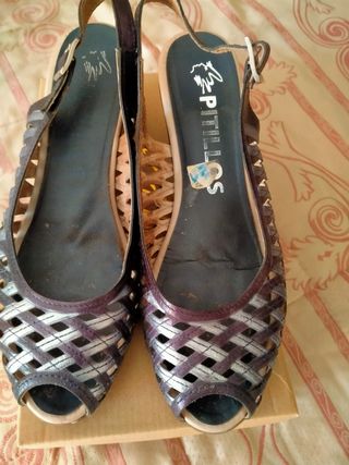 Sandalias Pitillos en gris y plata . Talla 39