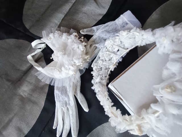 Accesorios comunión guantes, corona,limo