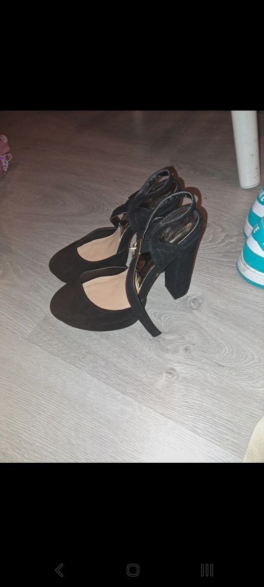 Tacones negros