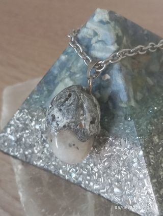 Collares con minerales péndulos y otros