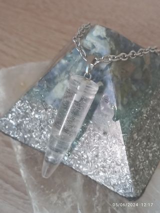 Collares con minerales péndulos y otros