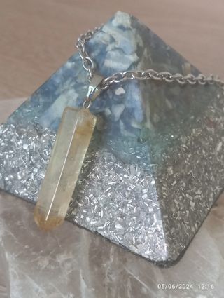 Collares con minerales péndulos y otros