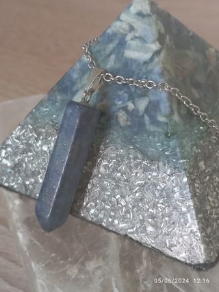 Collares con minerales péndulos y otros