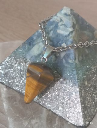 Collares con minerales péndulos y otros