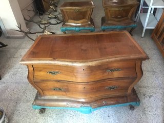 Dormitorio entero de madera de nogal.