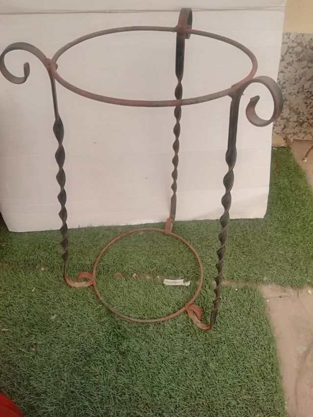 Macetero antiguo+ pie forja