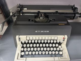 Máquina de escribir Olivetti Línea 98