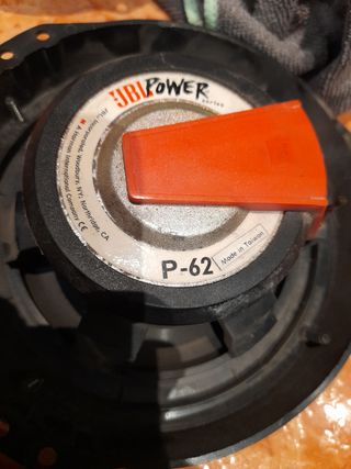 Altavoces JBL para coche.