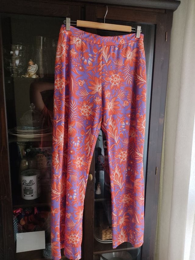 Pantalón ancho morado estampado Sfera.