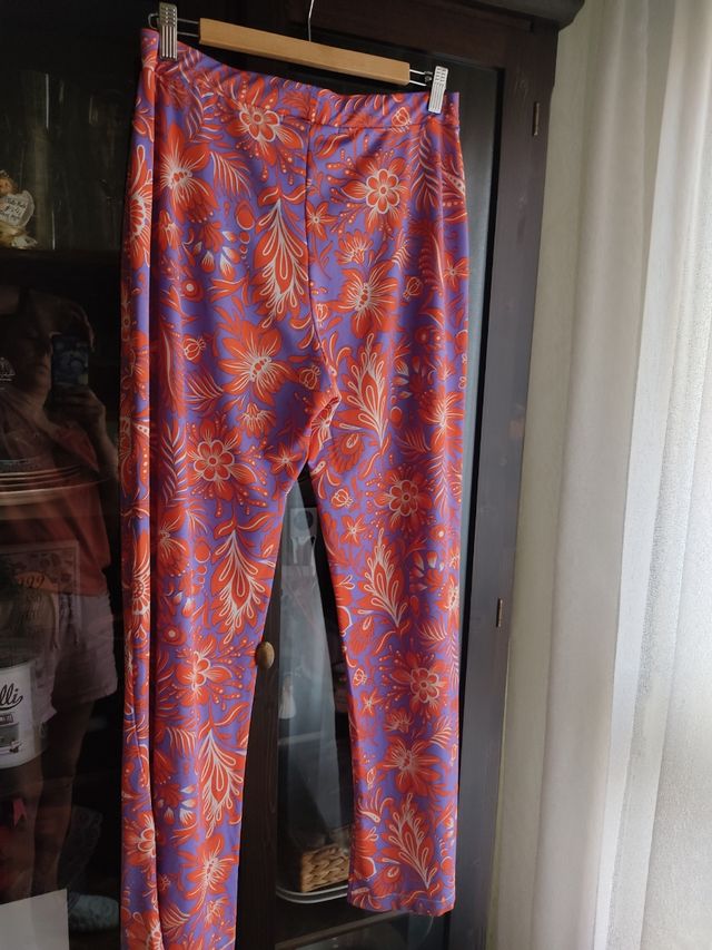 Pantalón ancho morado estampado Sfera.