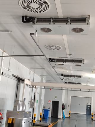 Técnico instala termo, Caldera, Aire Acondicionado