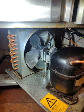 Técnico instala termo, Caldera, Aire Acondicionado