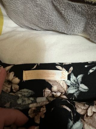 Falda corta negra con estampado de flores bershka