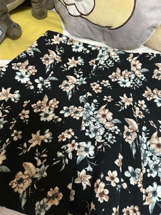 Falda corta negra con estampado de flores bershka