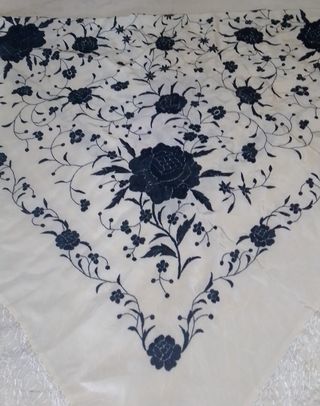 mantón de manila bordado a mano