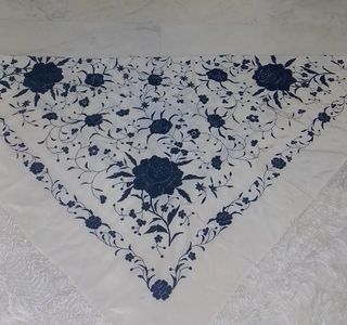 mantón de manila bordado a mano