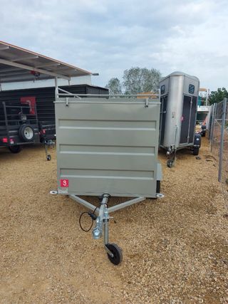 Remolque cerrado de un eje