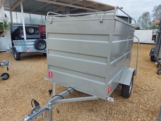 Remolque cerrado de un eje