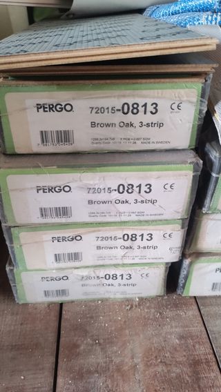 Suelo laminado Pergo.