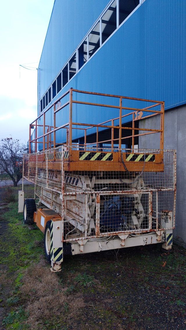 Varias plataformas elevadoras