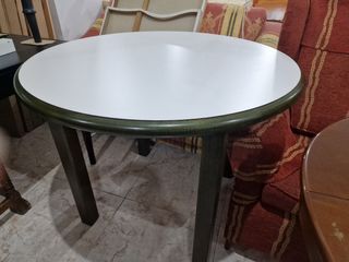 Mesa redonda de madera blanco verde