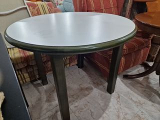 Mesa redonda de madera blanco verde