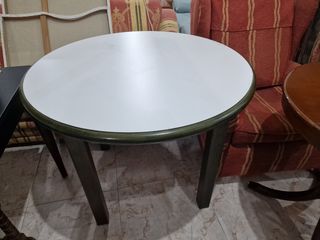 Mesa redonda de madera blanco verde