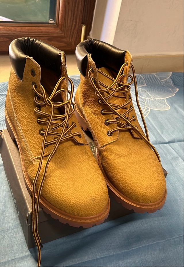 Stivali bassi stile timberland