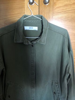 Chaqueta verde caqui bordados. XS. Zara