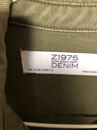 Chaqueta verde caqui bordados. XS. Zara