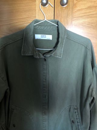 Chaqueta verde caqui bordados. XS. Zara