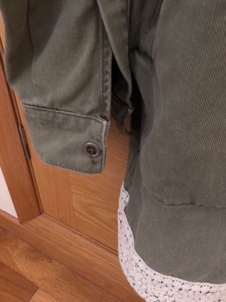 Chaqueta verde caqui bordados. XS. Zara