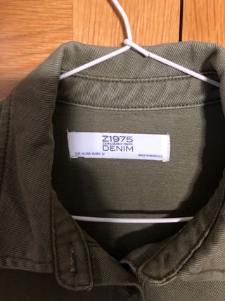 Chaqueta verde caqui bordados. XS. Zara