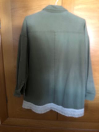 Chaqueta verde caqui bordados. XS. Zara