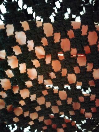 Top calado tipo crochet con flecos