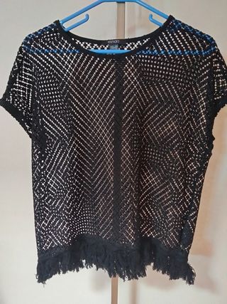 Top calado tipo crochet con flecos