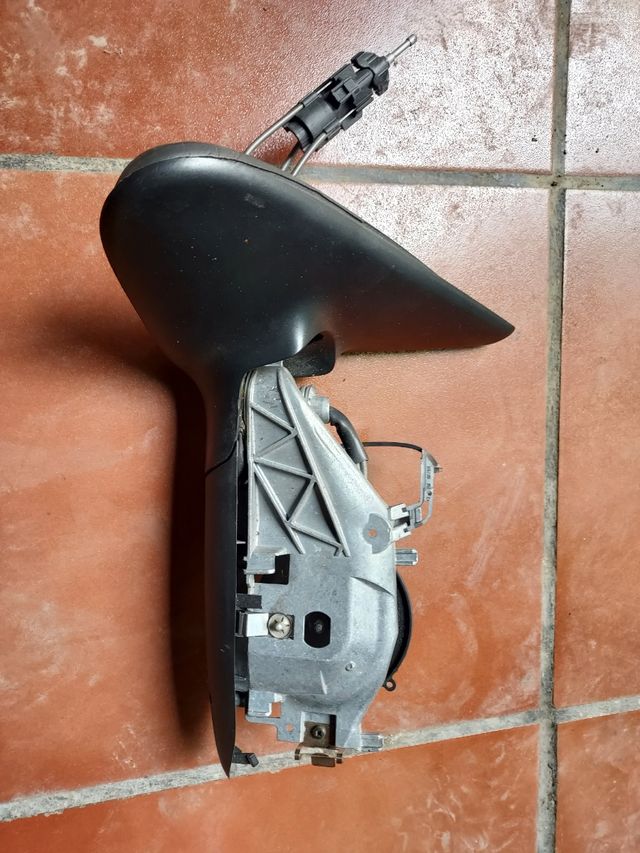 Espejo retrovisor izquierdo León 1