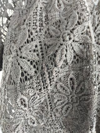 Top calado tipo crochet con volante 