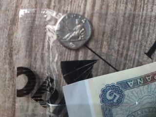 Billetes de 5 y 25 pesetas más moneda