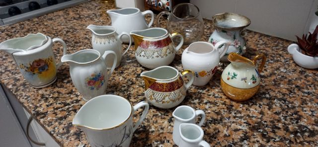 Varios azucareros y jarritas vintage.