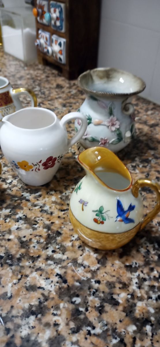 Varios azucareros y jarritas vintage.